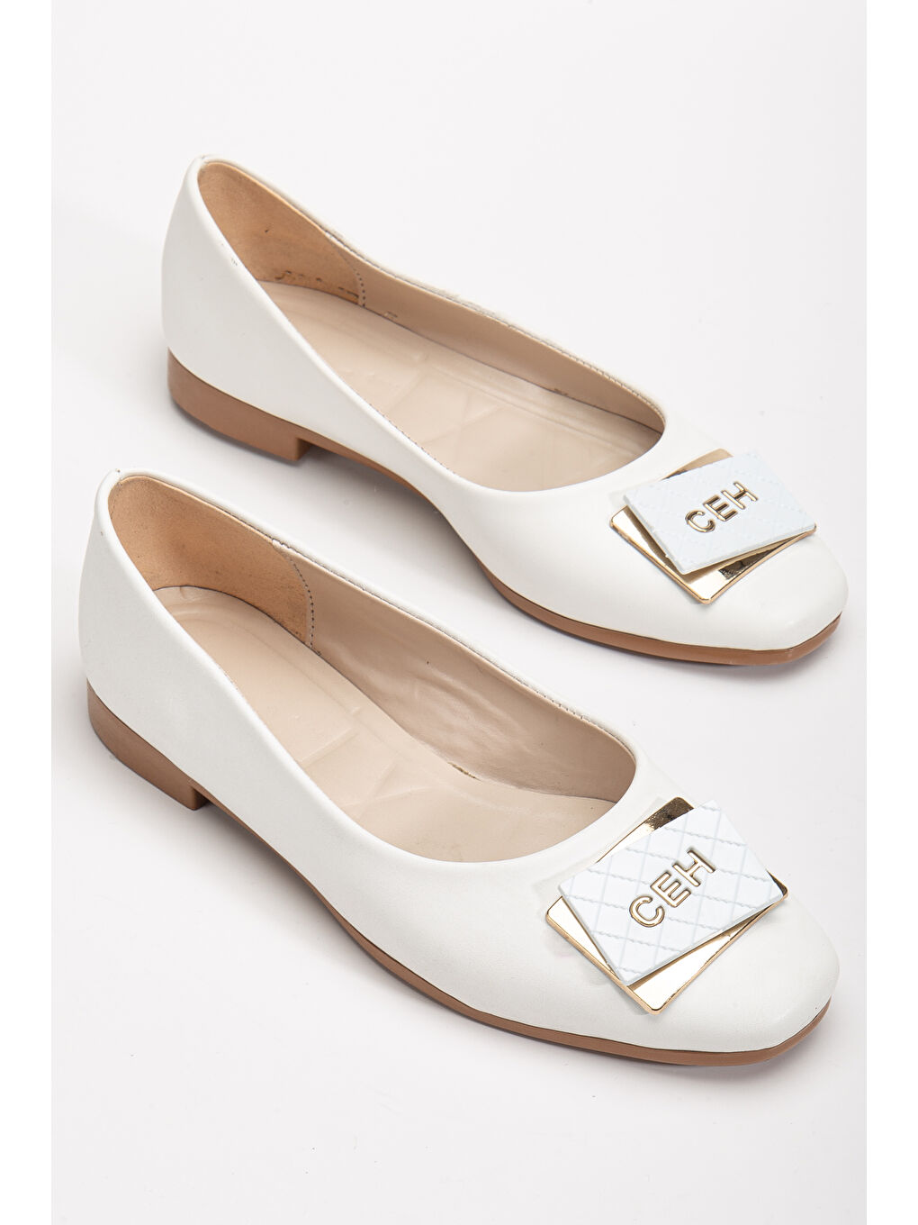 Kadın Beyaz Oval Burunlu Önü Tokalı Babet-2