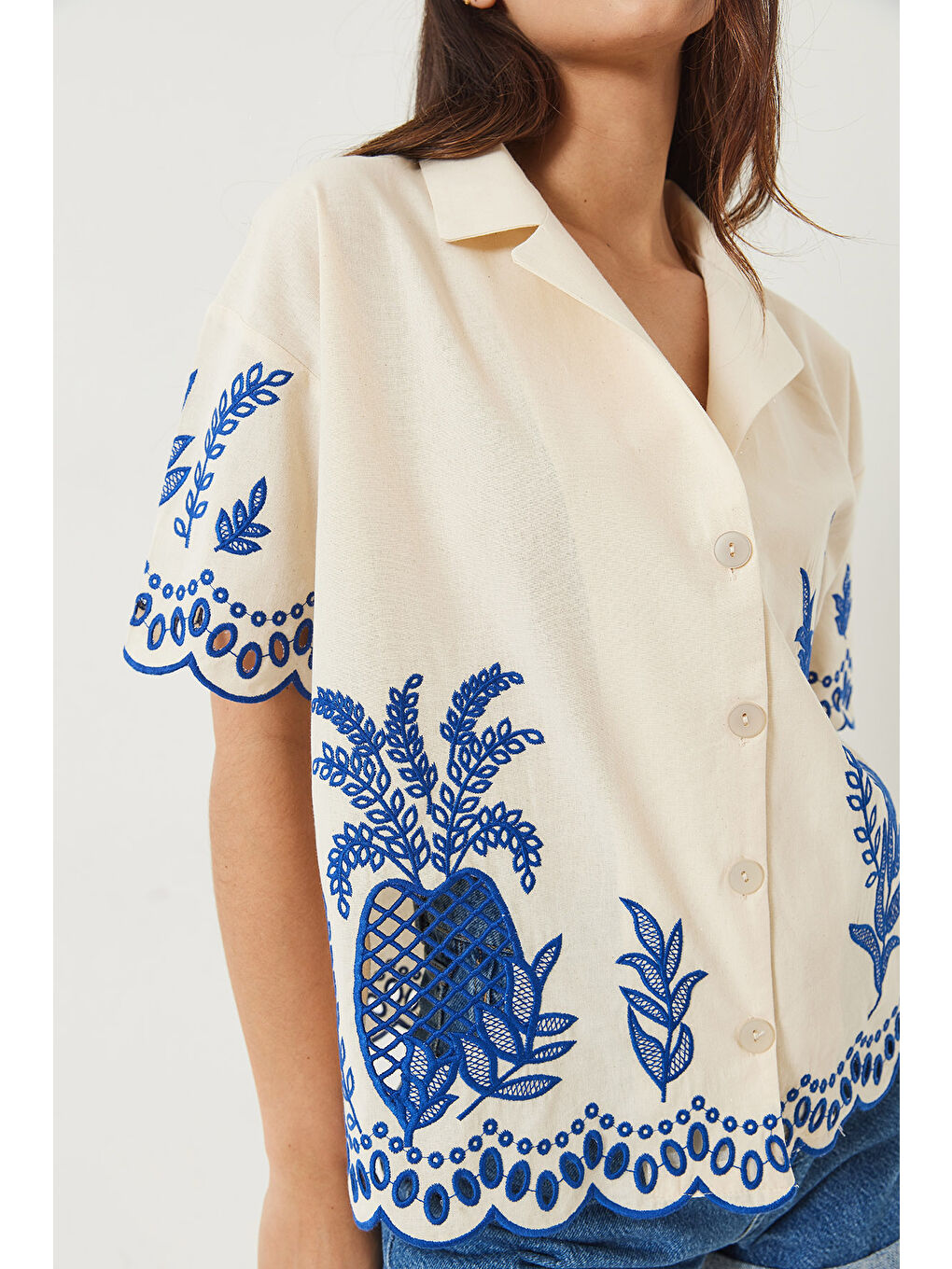 Bej Kadın Ceket Yaka Ajurlu Kısa Kollu Nakışlı Keten Gömlek-4