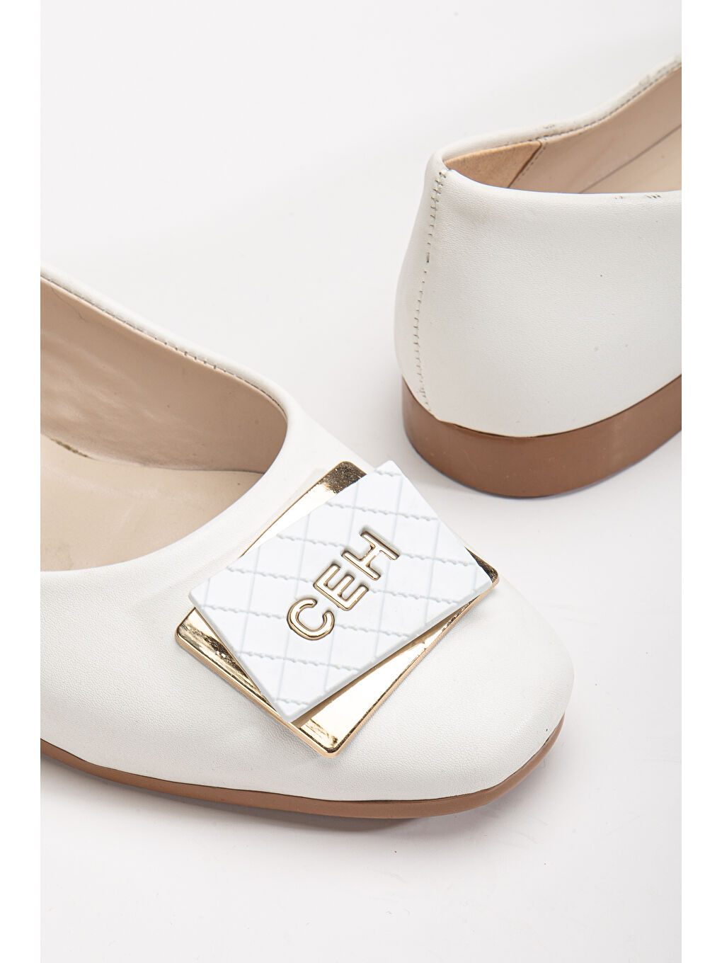 Kadın Beyaz Oval Burunlu Önü Tokalı Babet-3