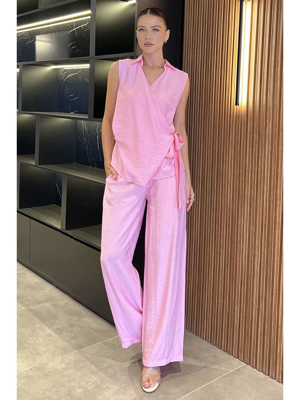 Pembe Kadın Kruvaze Yaka Bağlama Detaylı Bluz Pantolon İkili Takım