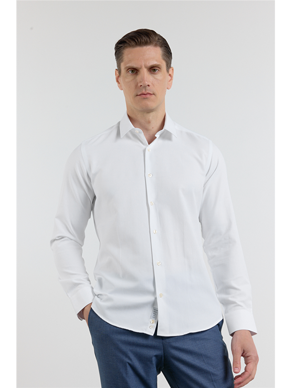 Beyaz Kendinden Desenli Sert Yaka Uzun Kol Cepsiz Slim Fit Pamuklu Gömlek 1004255283