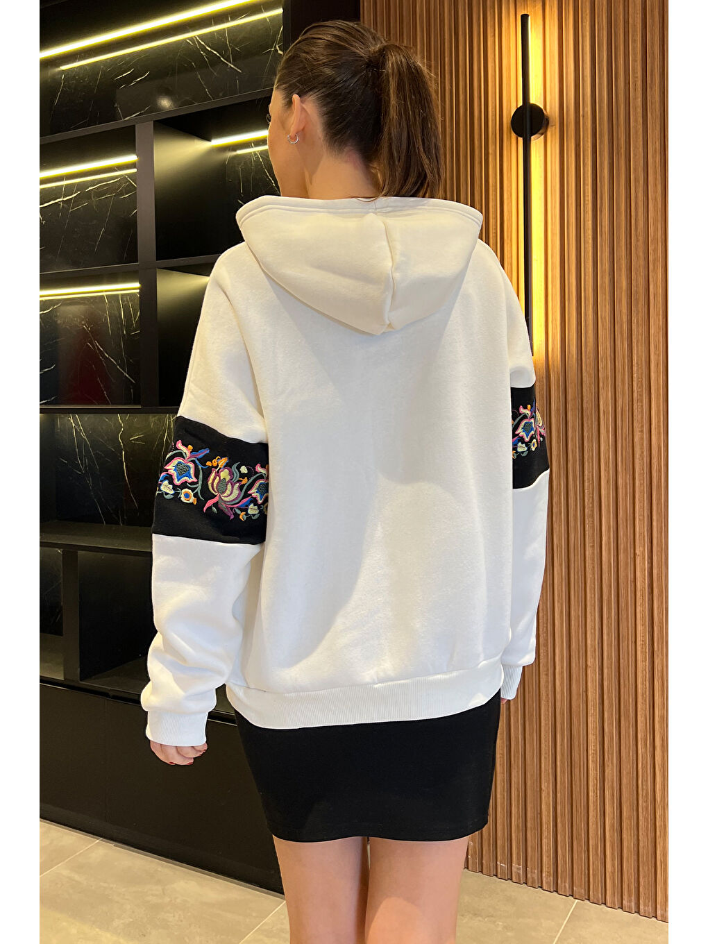 GÜLSELİ Beyaz Kol Nakışlı Şardonlu Kadın Sweatshirt - 3