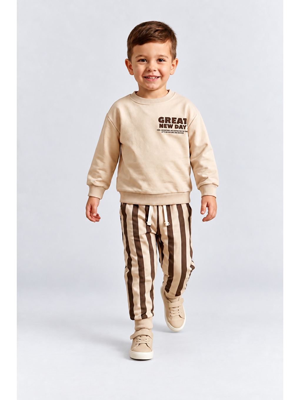 Kahverengi Erkek Çocuk Great New Day Baskılı Sweatshirt Ve Çizgili Eşofman Altı 2’li Takım Ak124