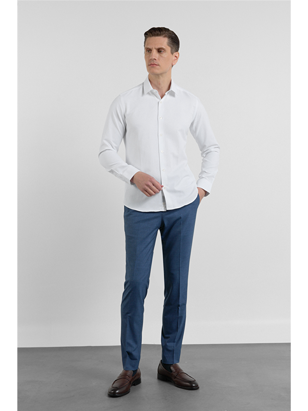 Beyaz Kendinden Desenli Sert Yaka Uzun Kol Cepsiz Slim Fit Pamuklu Gömlek 1004255283-1