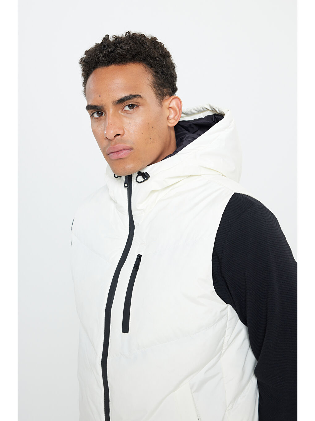 Erkek Ekru Standart Fit Normal Kesim Kapüşonlu Yelek-3