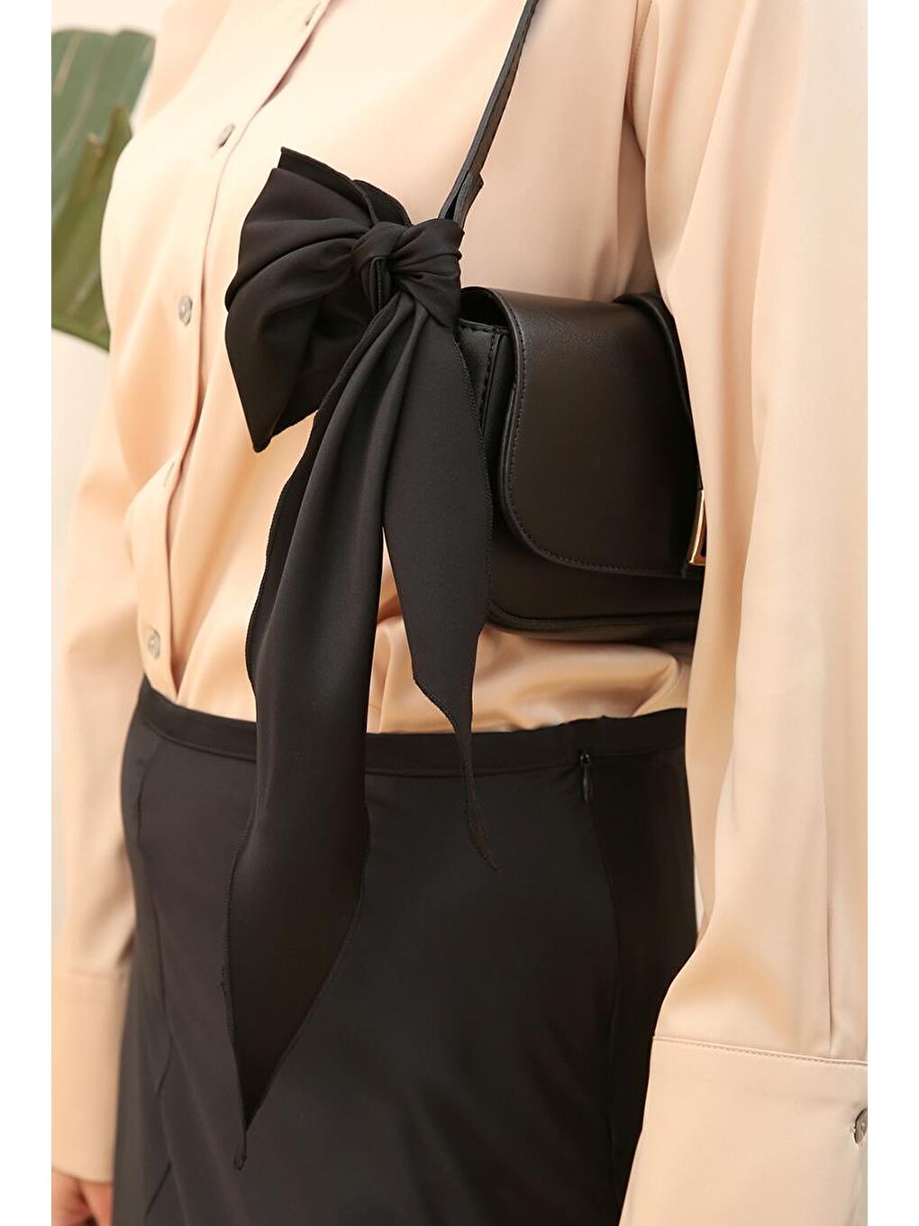 Siyah-Saten Üçgen Çok Kullanımlı Fular-3