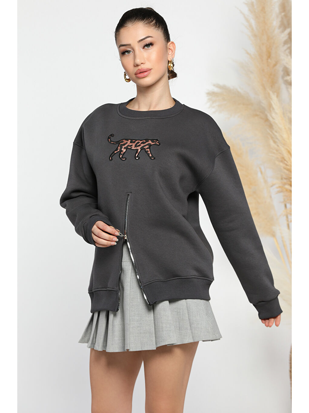 Gri Fermuar Detaylı Aplikeli Kadın Sweatshirt-1