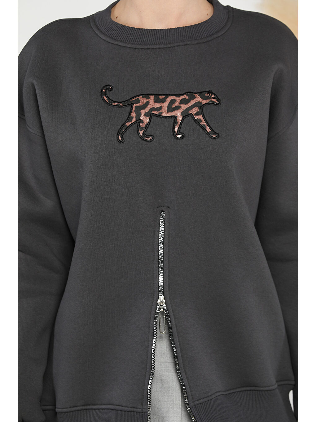 Gri Fermuar Detaylı Aplikeli Kadın Sweatshirt-3