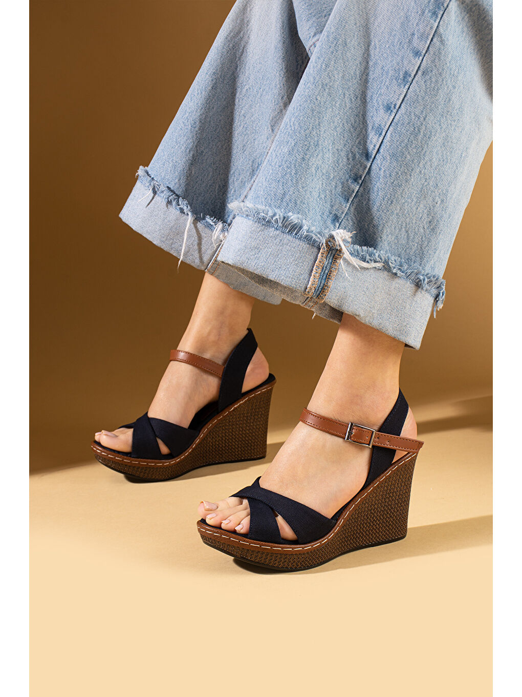 Lacivert Çapraz Bantlı Dolgu Topuklu Tokalı Kadın Sandalet 88-88-25Keten