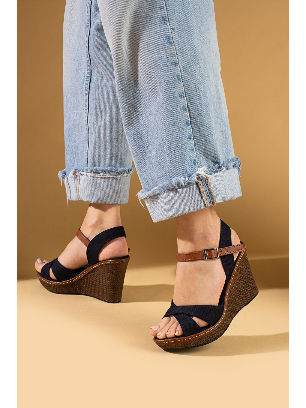 Lacivert Çapraz Bantlı Dolgu Topuklu Tokalı Kadın Sandalet 88-88-25Keten-1