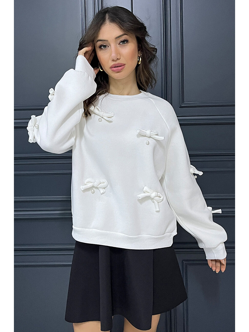 Beyaz Kadın Kurdele İnci Detaylı Bisiklet Yaka Şardonlu Sweatshirt