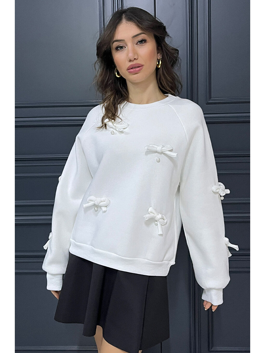 Beyaz Kadın Kurdele İnci Detaylı Bisiklet Yaka Şardonlu Sweatshirt-1