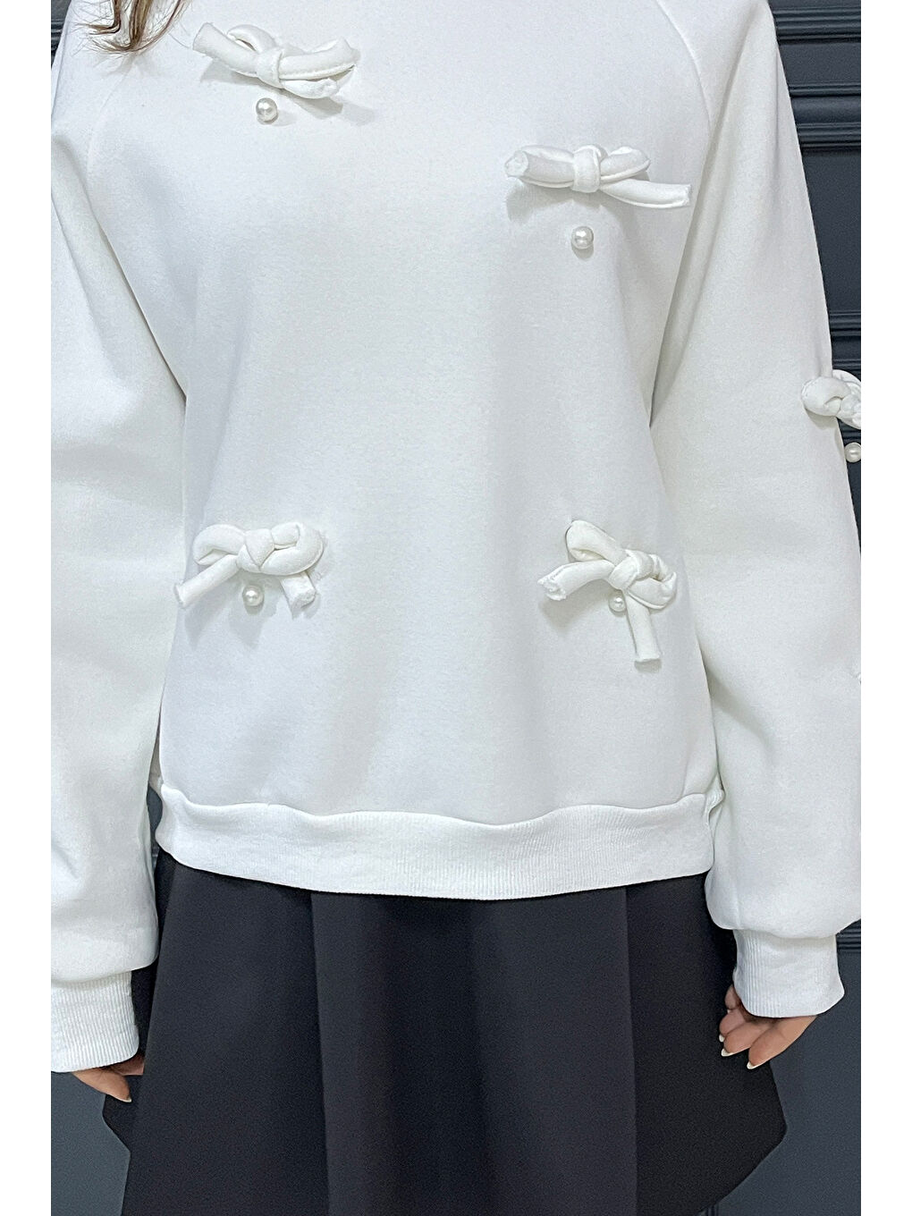 Beyaz Kadın Kurdele İnci Detaylı Bisiklet Yaka Şardonlu Sweatshirt-2