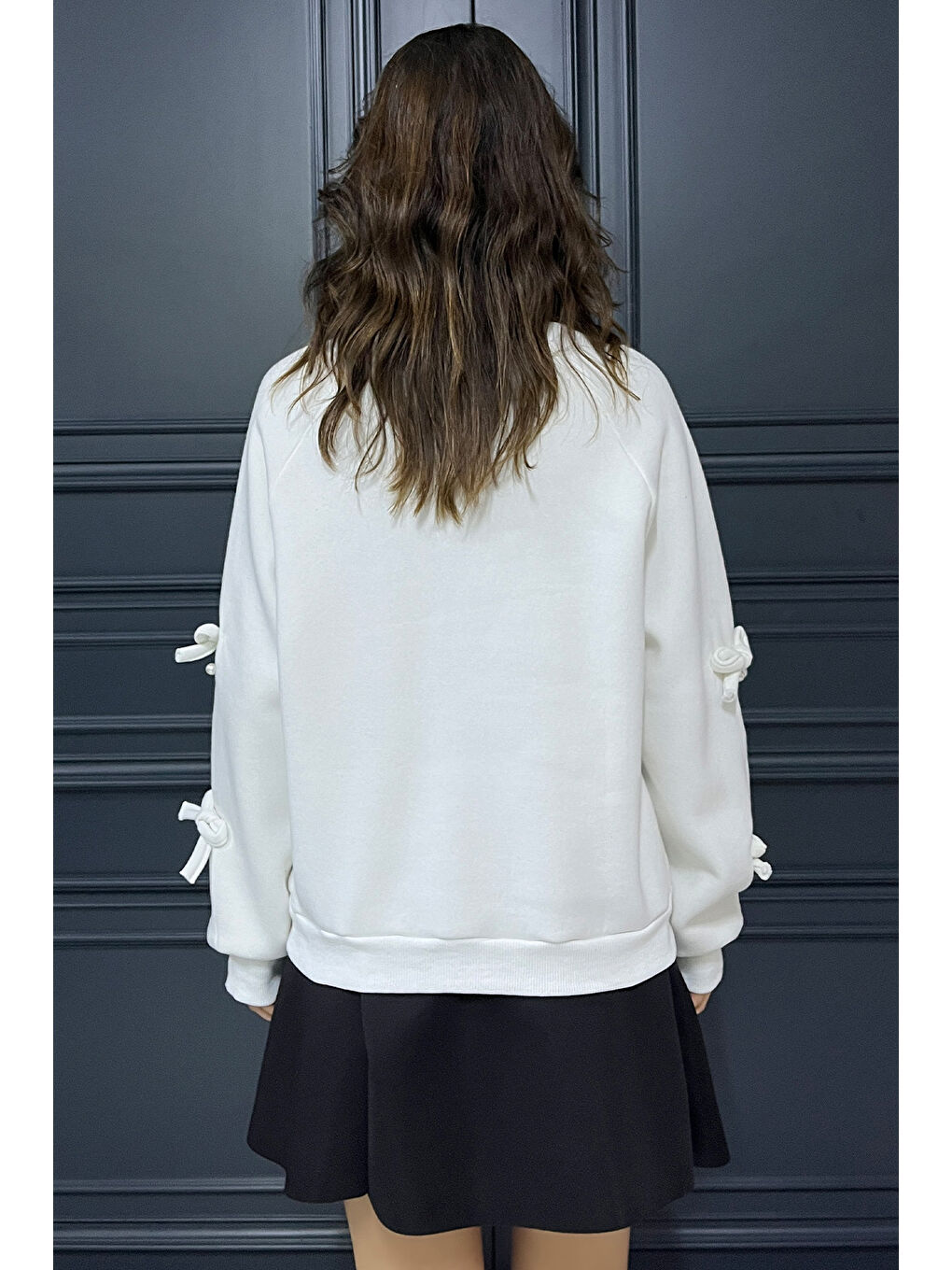 Beyaz Kadın Kurdele İnci Detaylı Bisiklet Yaka Şardonlu Sweatshirt-3