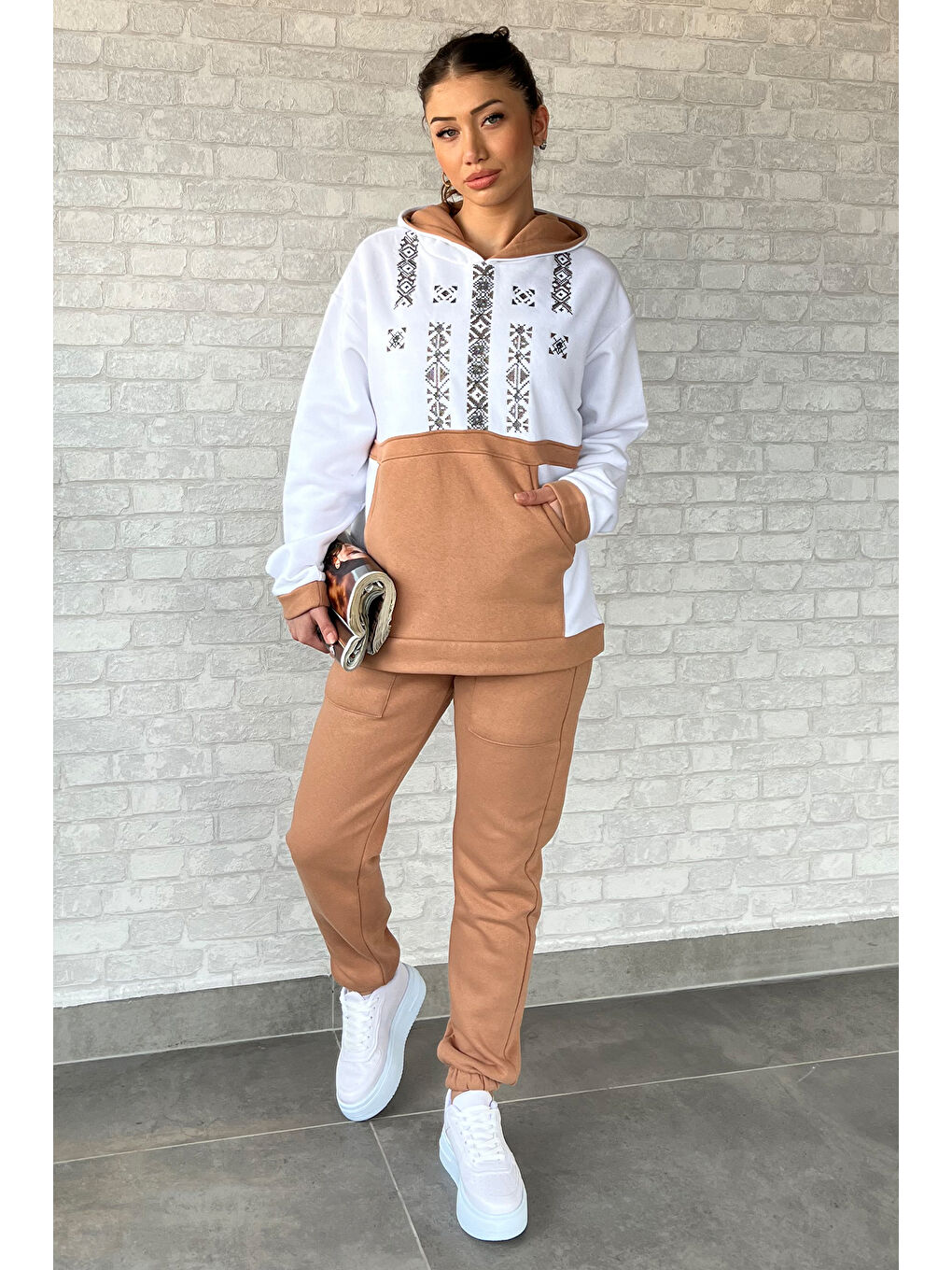 Beyaz Nakışlı Kanguru Cepli Kadın Şardonlu Eşofman Takımı