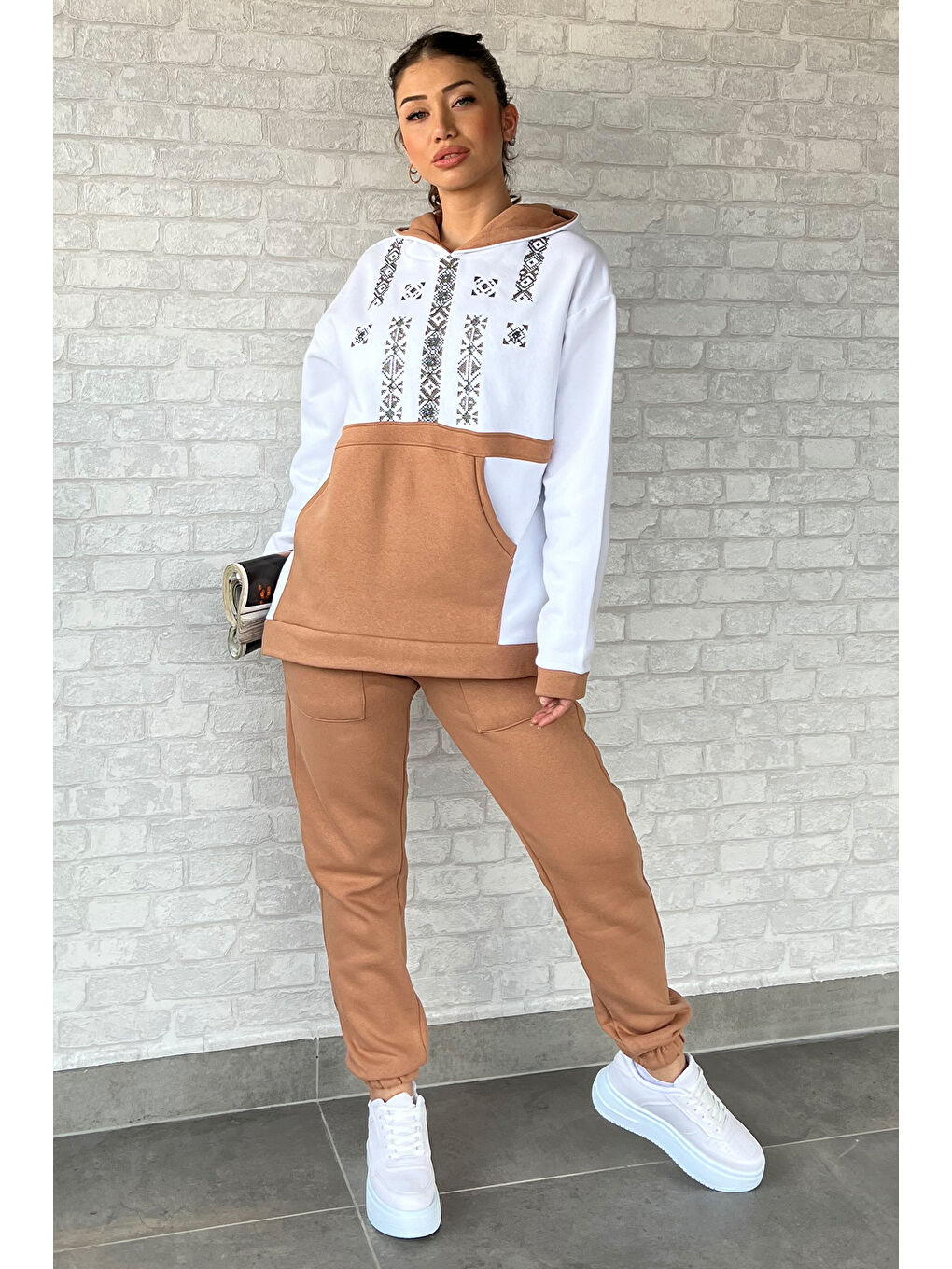 Beyaz Nakışlı Kanguru Cepli Kadın Şardonlu Eşofman Takımı-1