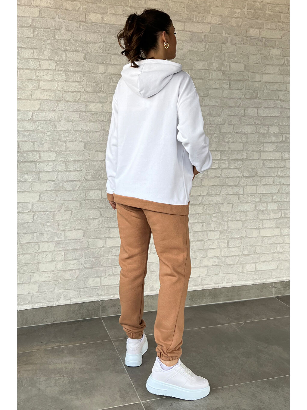 Beyaz Nakışlı Kanguru Cepli Kadın Şardonlu Eşofman Takımı-2