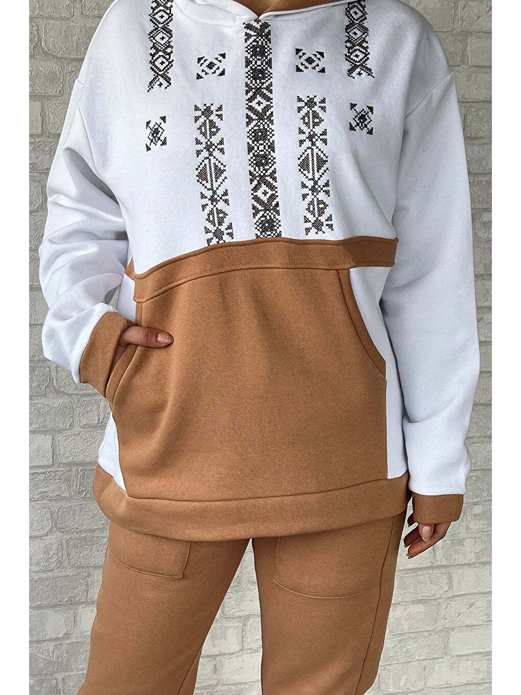 Beyaz Nakışlı Kanguru Cepli Kadın Şardonlu Eşofman Takımı-3