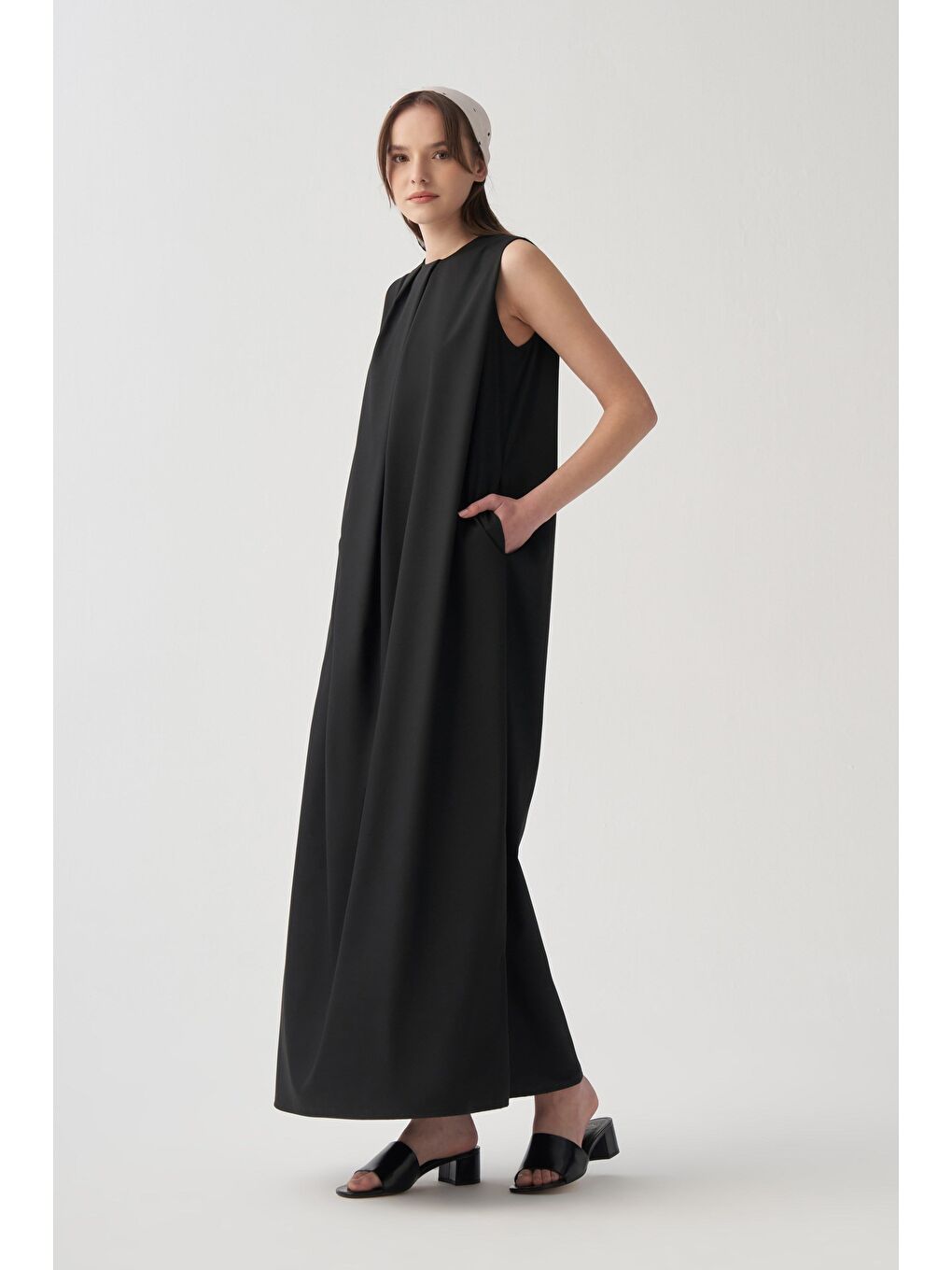 Siyah-Önü Pile Detaylı Polyviscon Elbise-1