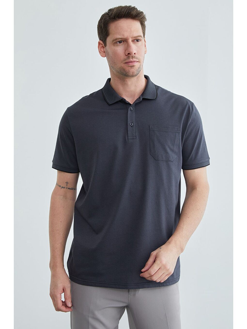 Gri Düğmeli Tek Cepli Polo Yaka Tişört-1