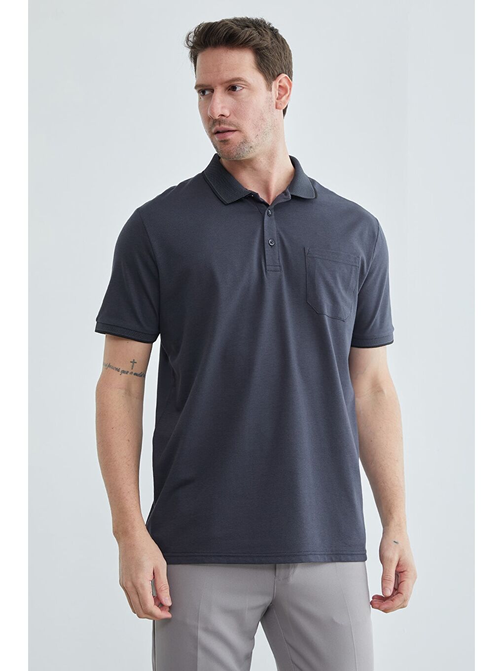 Gri Düğmeli Tek Cepli Polo Yaka Tişört-2