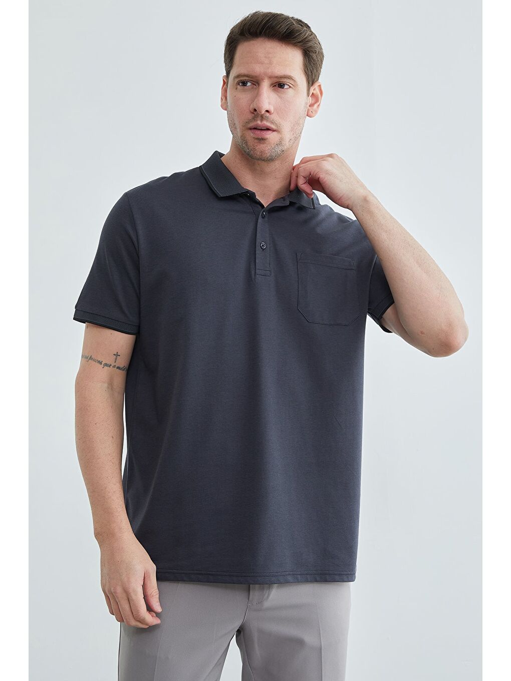 Gri Düğmeli Tek Cepli Polo Yaka Tişört-4