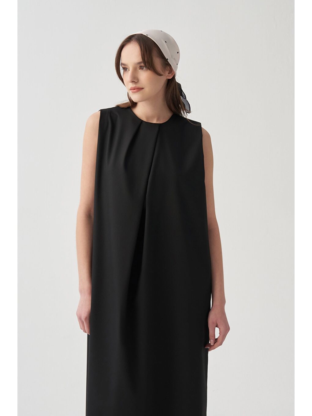 Siyah-Önü Pile Detaylı Polyviscon Elbise-4