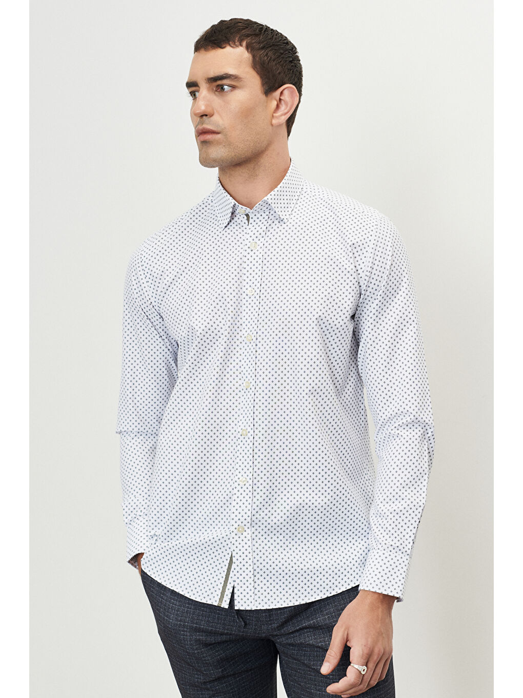 Erkek Beyaz-Haki Slim Fit Dar Kesim Düğmeli Yaka Baskılı Gömlek