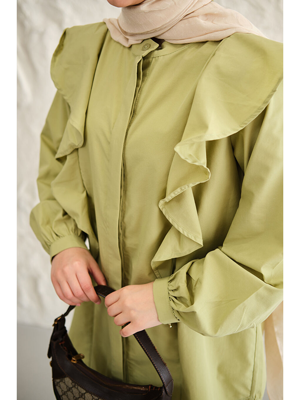 Kadın Gizli Düğme Detay Omuzdan Volanlı Gömlek Yeşil-3