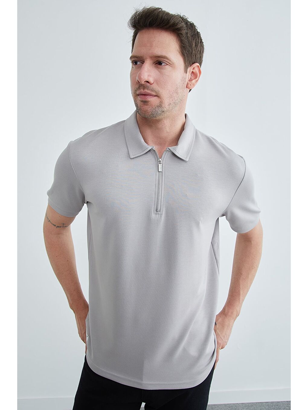 Gri Yarım Fermuarlı Polo Yaka Tişört-4