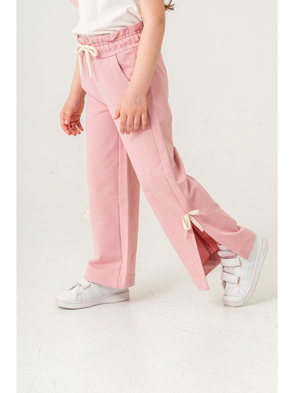 Pembe Live In The Moment Baskılı Paçalar Yırtmaçlı Fiyonklu Kız Çocuk Eşofman Altı-3