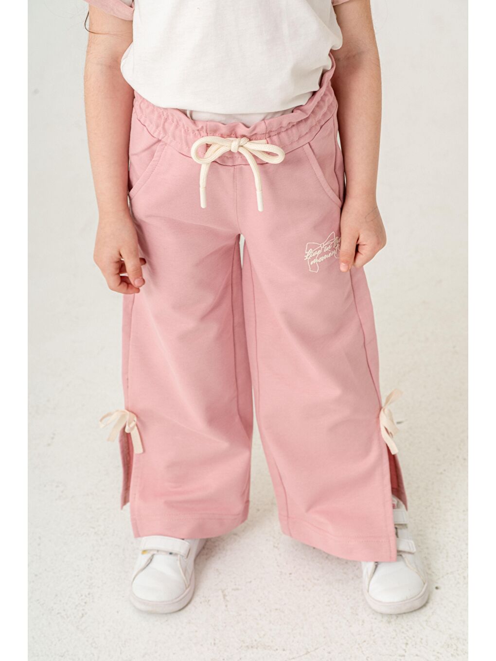 Pembe Live In The Moment Baskılı Paçalar Yırtmaçlı Fiyonklu Kız Çocuk Eşofman Altı-5