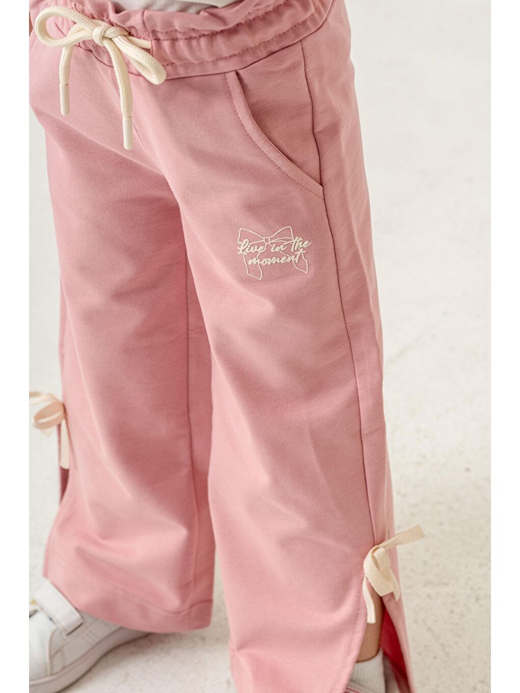 Pembe Live In The Moment Baskılı Paçalar Yırtmaçlı Fiyonklu Kız Çocuk Eşofman Altı-6