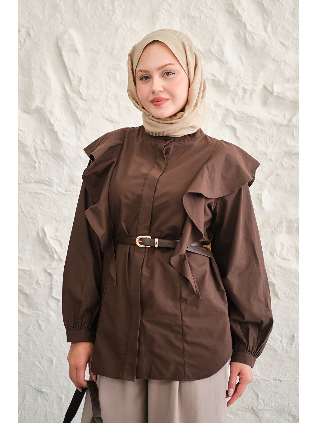 Kadın Gizli Düğme Detay Omuzdan Volanlı Gömlek Kahverengi