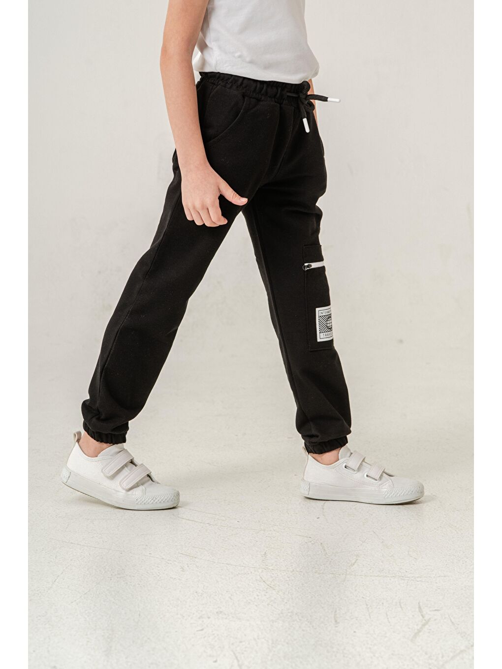 Siyah Kargo Cepli Cep Kapagı International Traveller Baskılı Erkek Çocuk Eşofman Altı-4