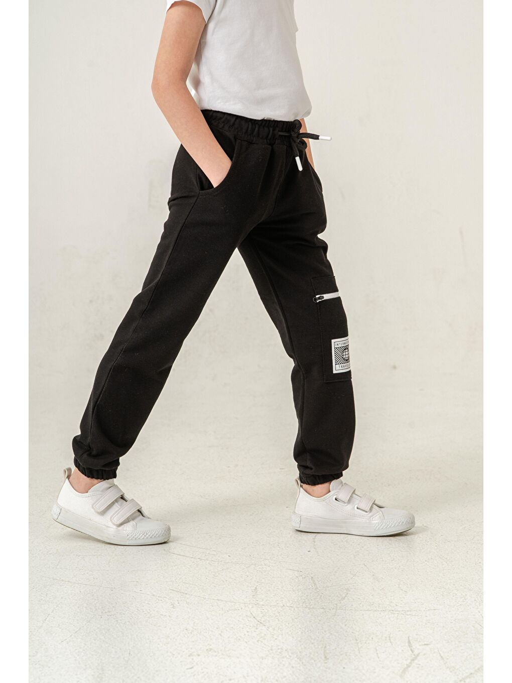 Siyah Kargo Cepli Cep Kapagı International Traveller Baskılı Erkek Çocuk Eşofman Altı-5