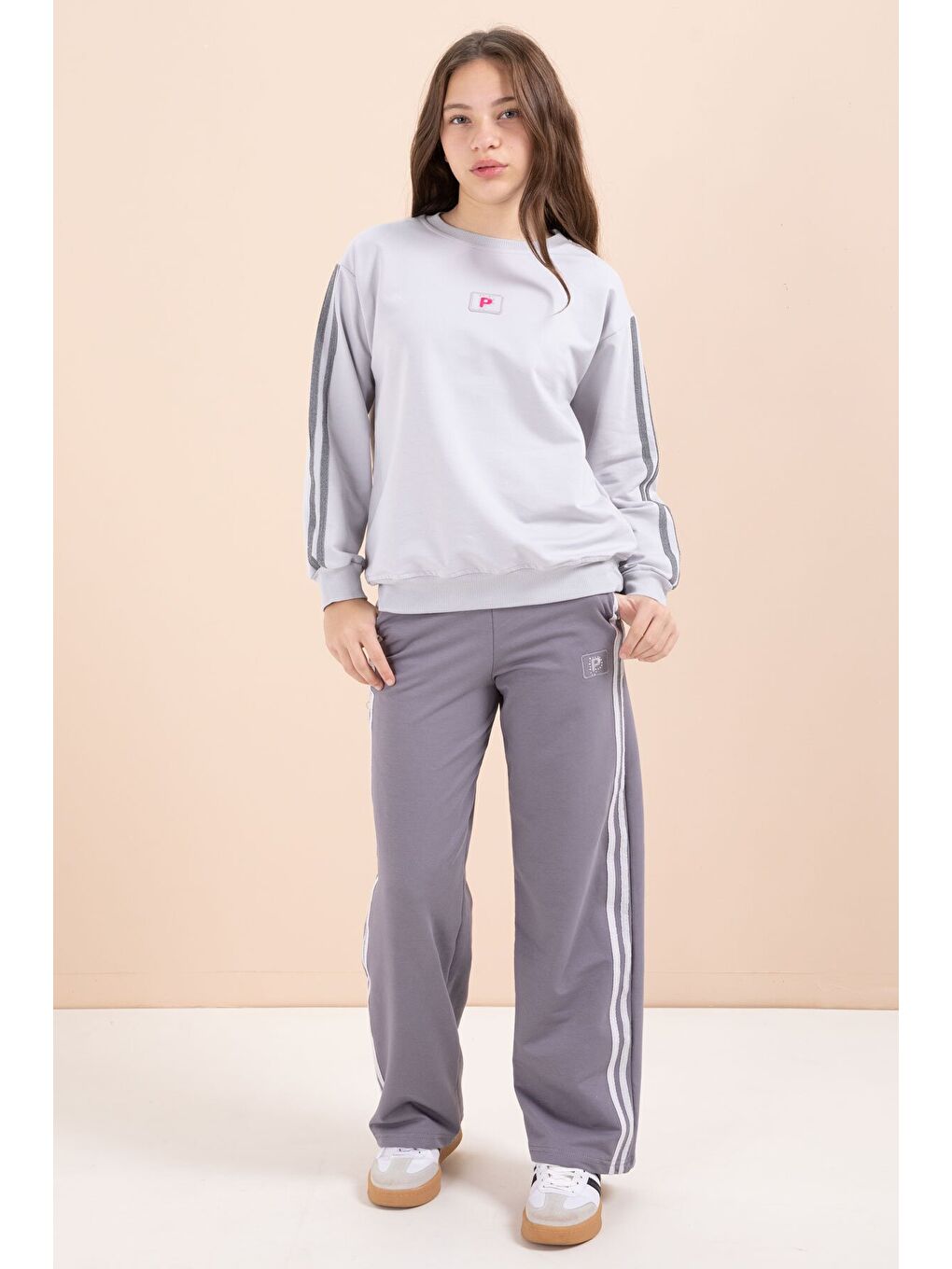 Gri Şerit Detaylı Geniş Paça Nakışlı Kız Oversize Eşofman Takımı 23453-1