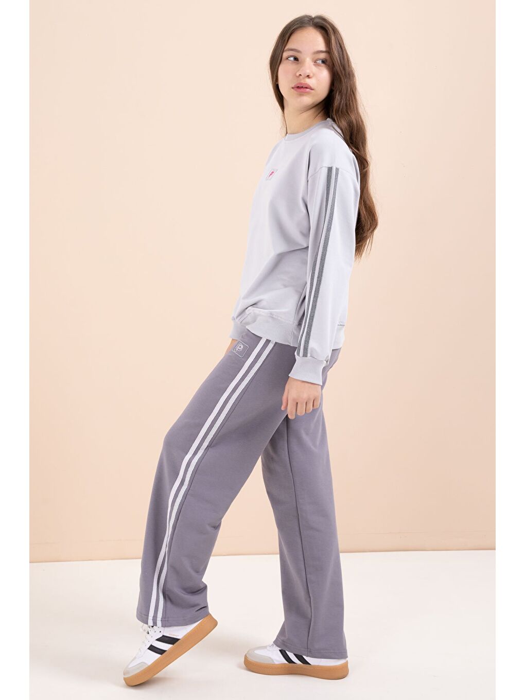 Gri Şerit Detaylı Geniş Paça Nakışlı Kız Oversize Eşofman Takımı 23453-3