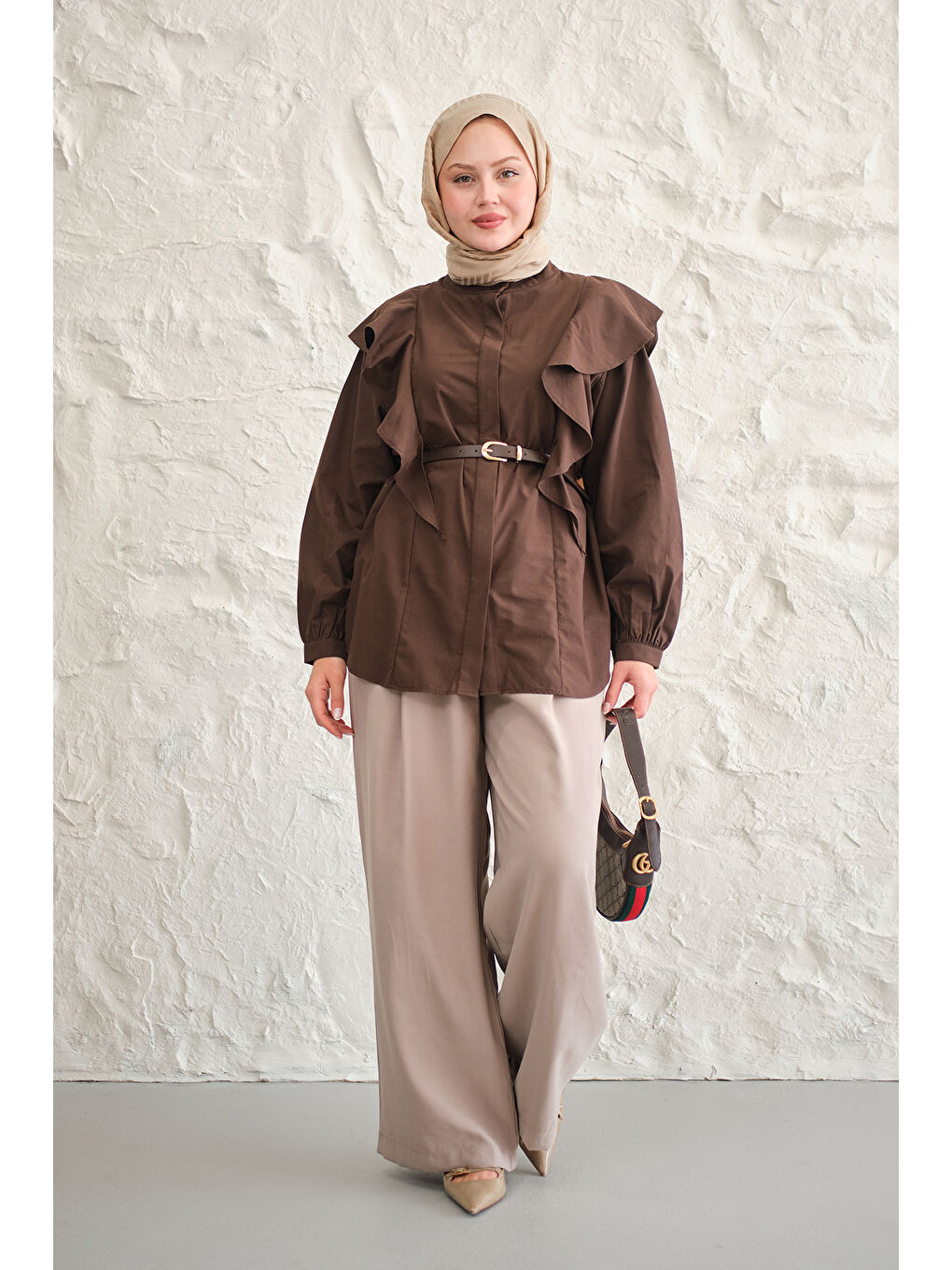 Kadın Gizli Düğme Detay Omuzdan Volanlı Gömlek Kahverengi-2