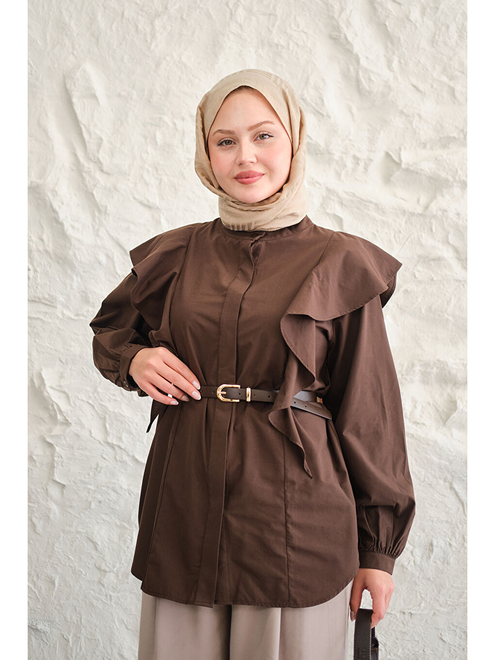 Kadın Gizli Düğme Detay Omuzdan Volanlı Gömlek Kahverengi-3