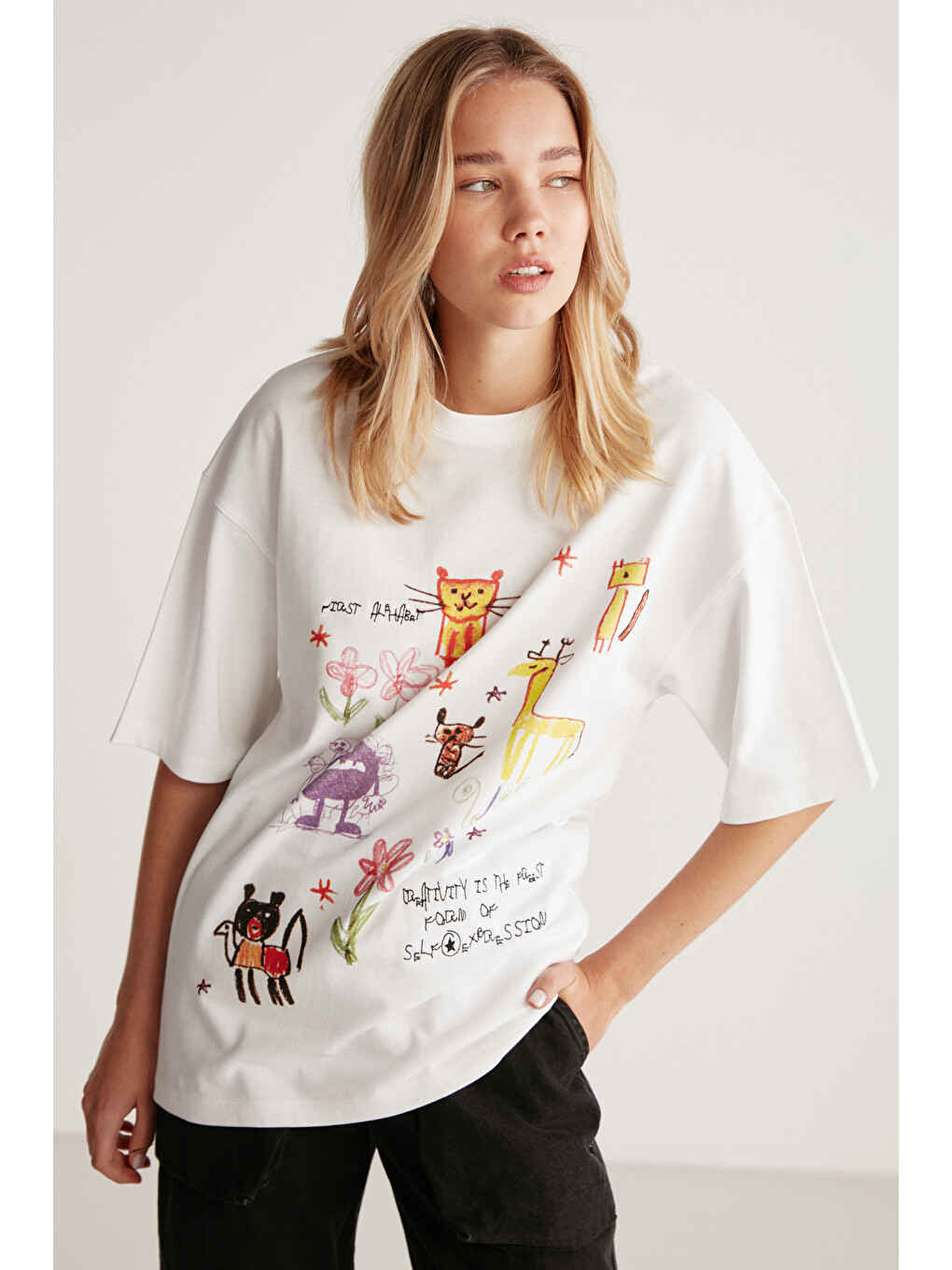 Beyaz MILLIE Kadın %100 Organik Pamuklu Oversize Kalıp Bol Kesim Baskı ve Nakış Detaylı BEYAZ T-Shirt