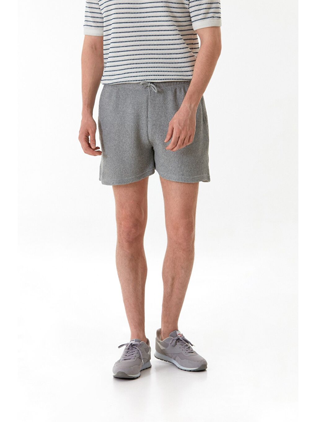 Gri 3 İplik Beli Bağcıklı Şort-1