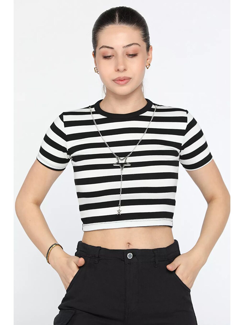 GÜLSELİ Siyah Bisiklet Yaka Aksesuar Detaylı Çizgi Desenli Kadın Crop Top Bluz