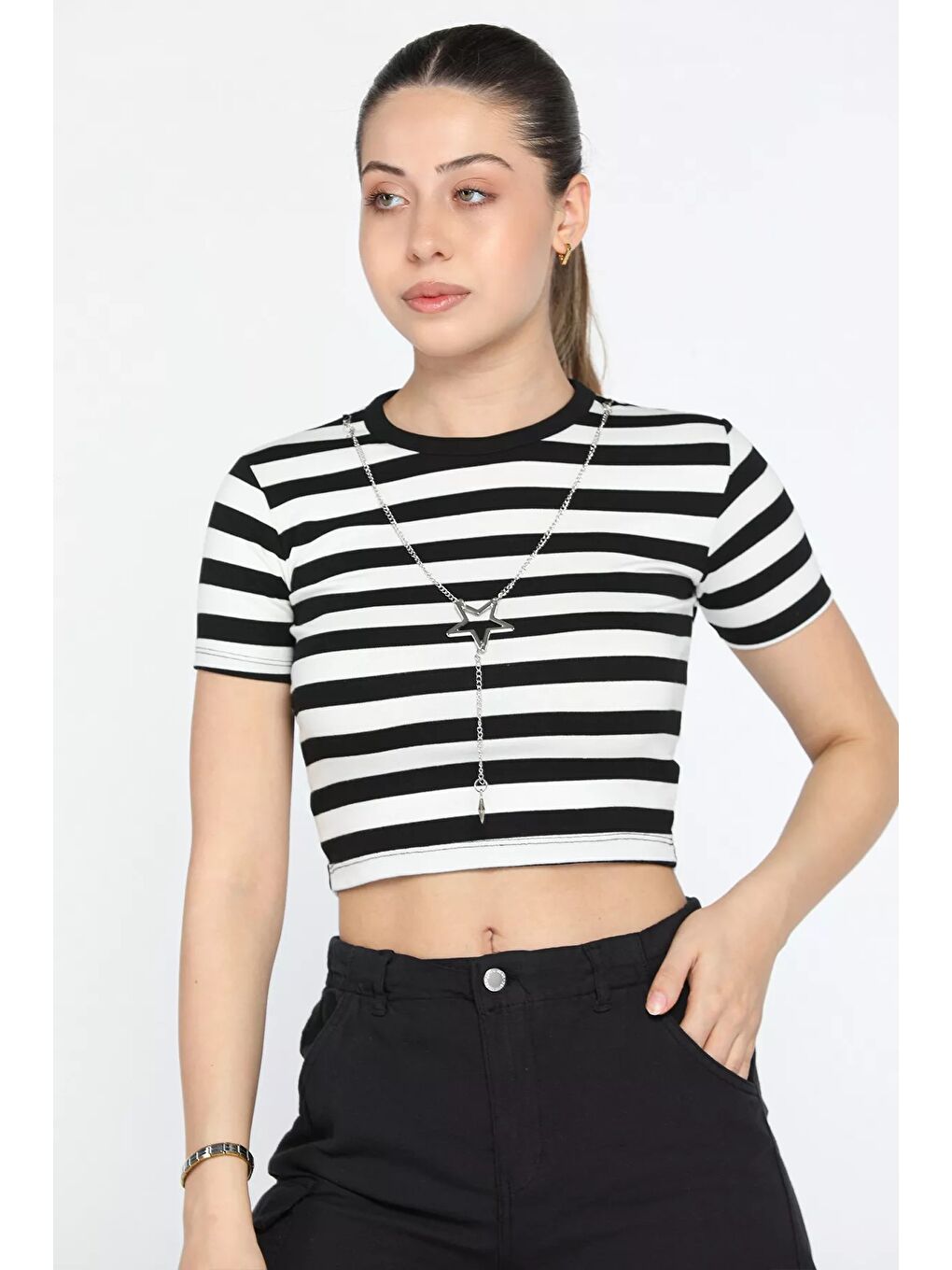 GÜLSELİ Siyah Bisiklet Yaka Aksesuar Detaylı Çizgi Desenli Kadın Crop Top Bluz - 1