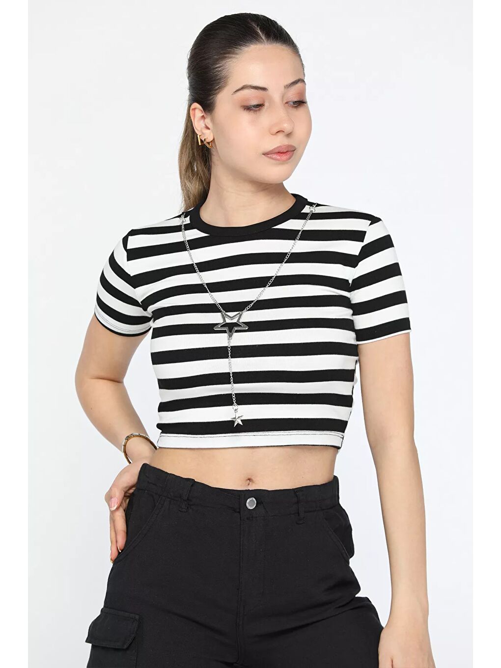 GÜLSELİ Siyah Bisiklet Yaka Aksesuar Detaylı Çizgi Desenli Kadın Crop Top Bluz - 2