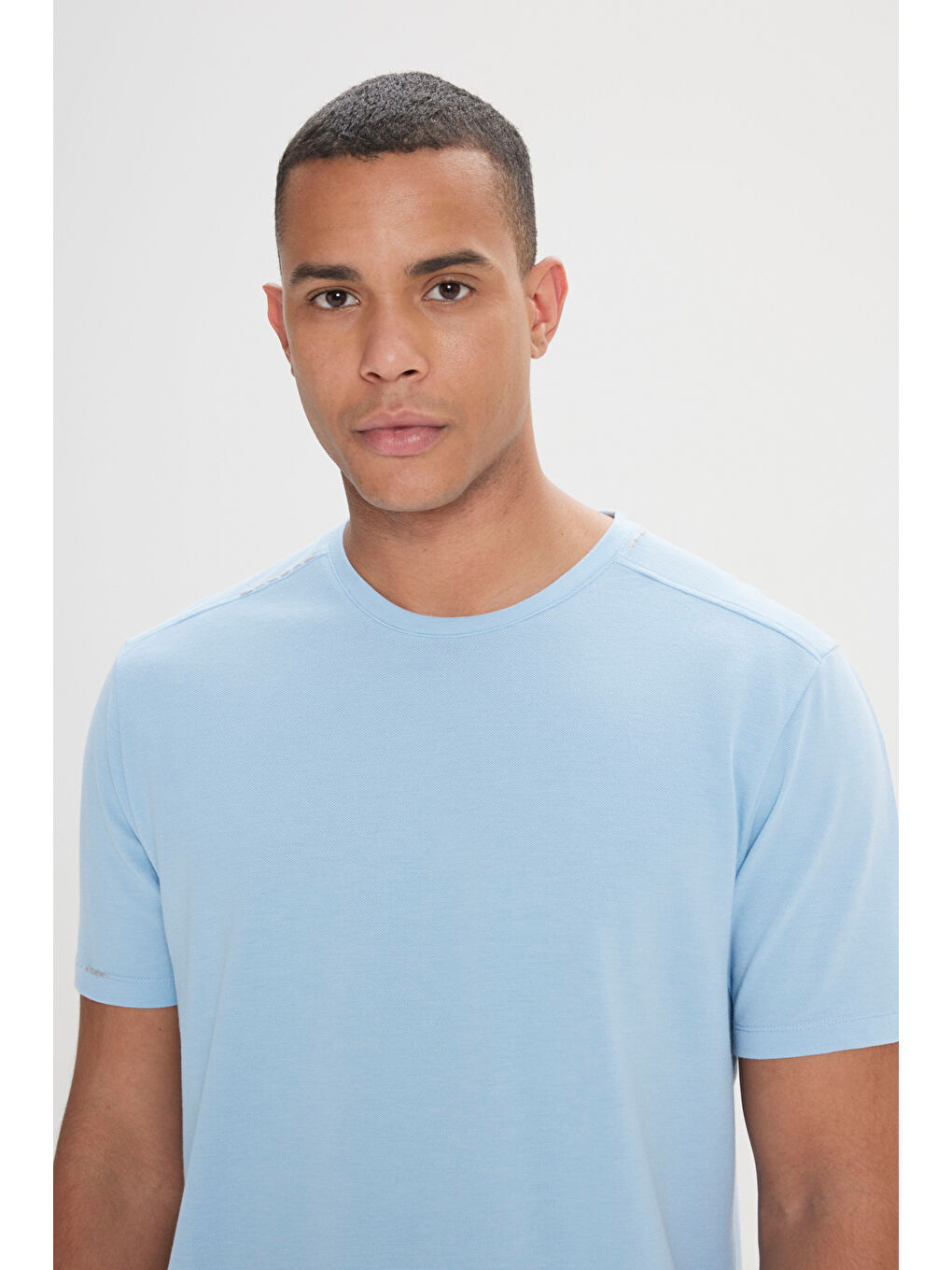 Erkek Açık Mavi Slim Fit Dar Kesim Pamuklu Bisiklet Yaka Tişört-2