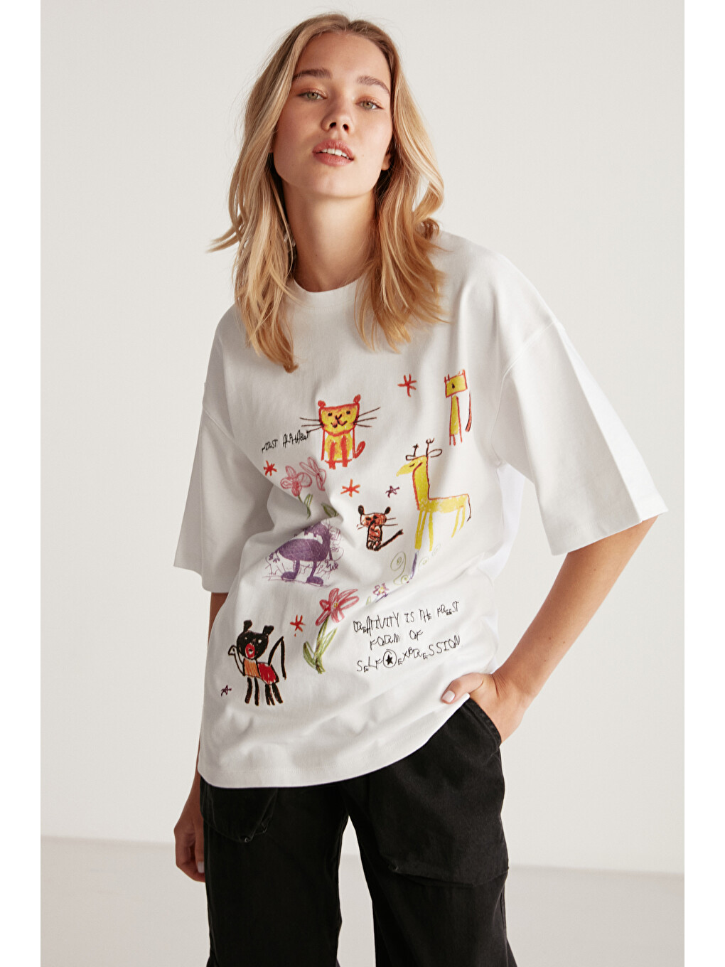 Beyaz MILLIE Kadın %100 Organik Pamuklu Oversize Kalıp Bol Kesim Baskı ve Nakış Detaylı BEYAZ T-Shirt-1