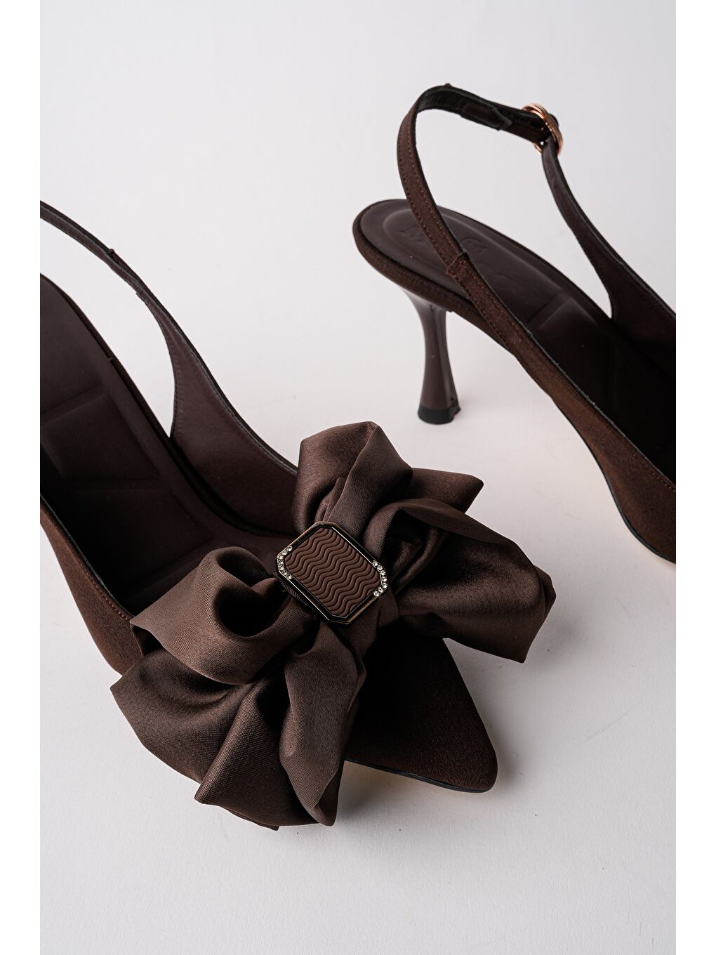 Kahverengi SİSSY Saten Fiyonklu Tokalı Sivri Burun Arkası Açık Kadın Topuklu Ayakkabı-2