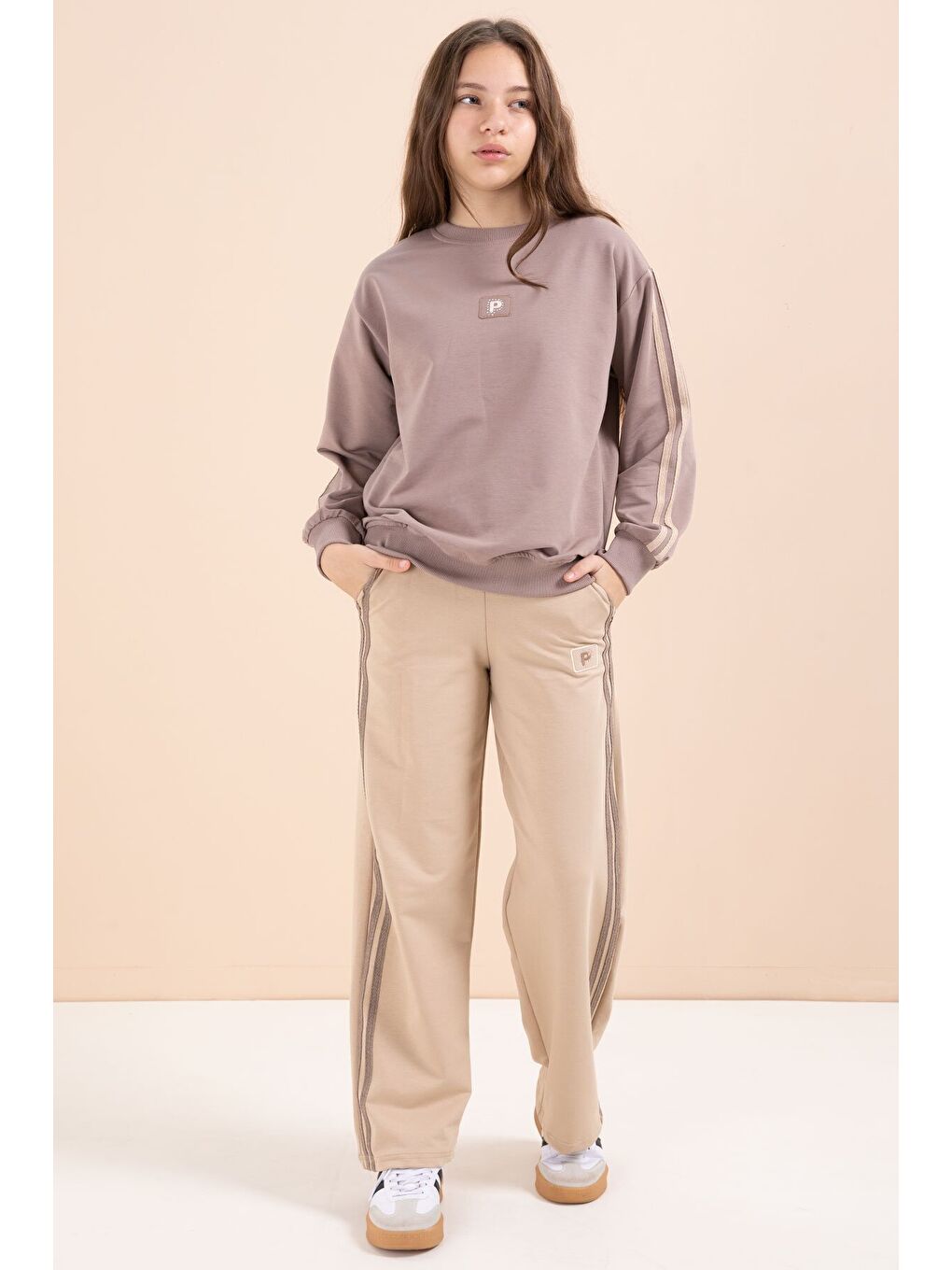 Bej Şerit Detaylı Geniş Paça Nakışlı Kız Oversize Eşofman Takımı 23456