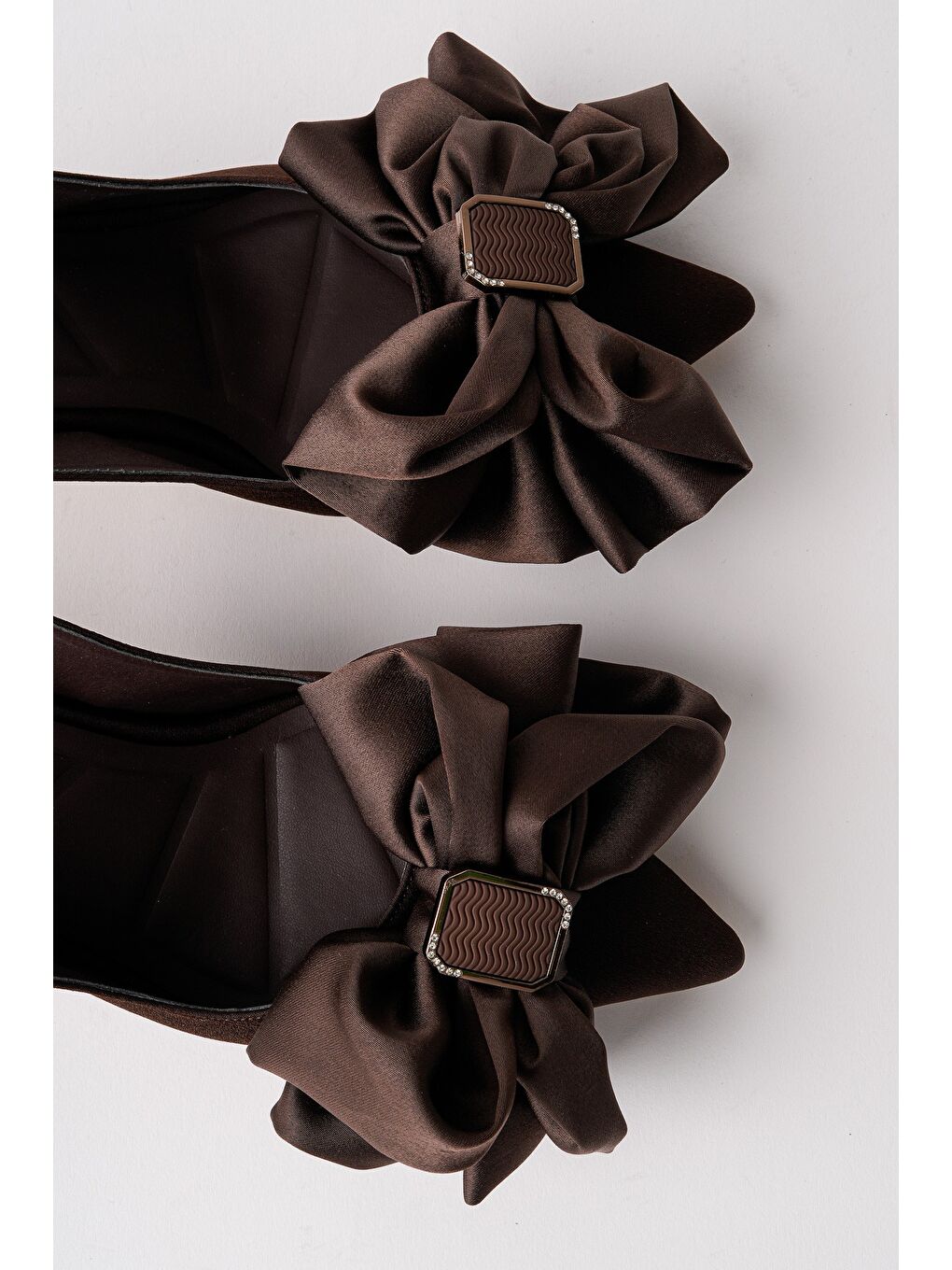 Kahverengi SİSSY Saten Fiyonklu Tokalı Sivri Burun Arkası Açık Kadın Topuklu Ayakkabı-3